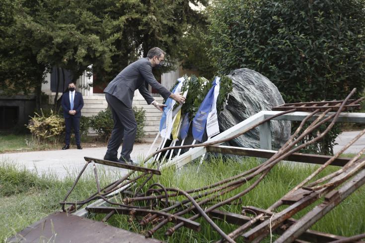 Στεφάνι στο μνημείο Πολυτεχνείου κατέθεσε ο Πρωθυπουργός, στέλνοντας μηνύματα